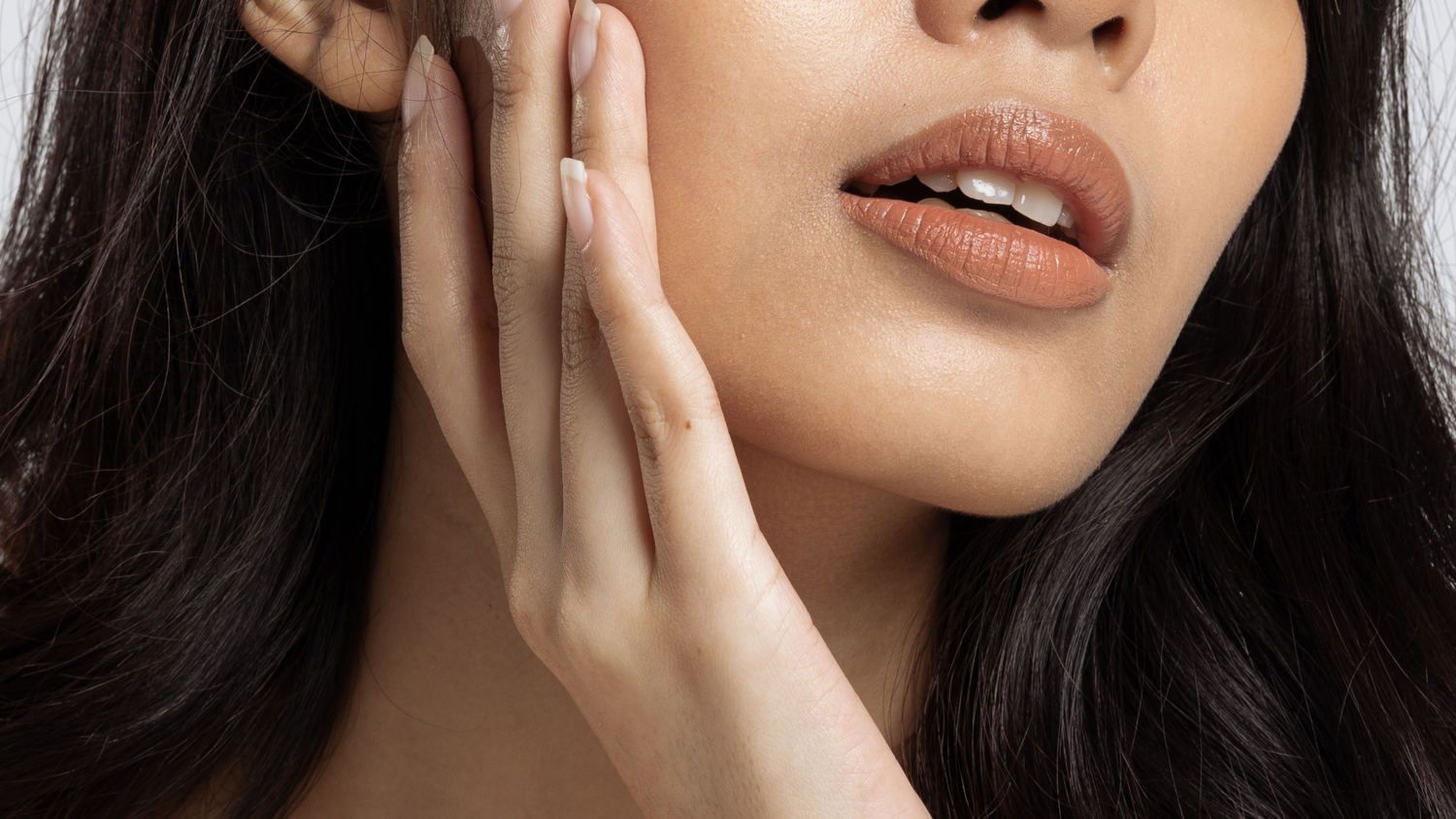 What is contouring makeup?